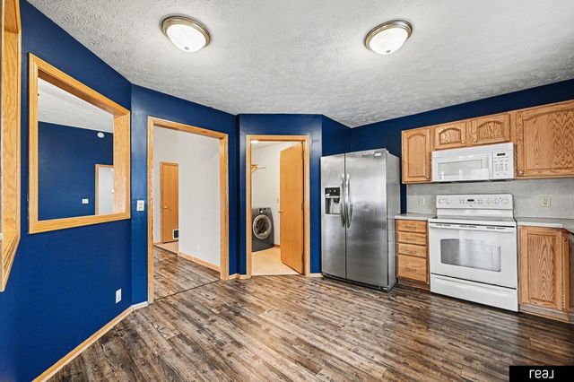 604 Castle Pine Drive, Papillion, NE 68133