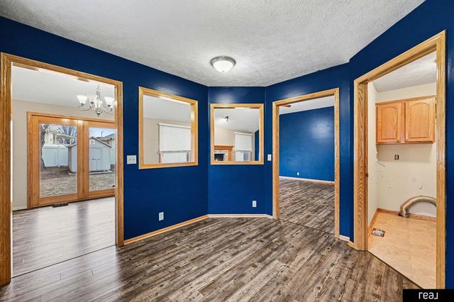 604 Castle Pine Drive, Papillion, NE 68133