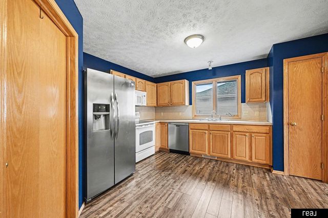 604 Castle Pine Drive, Papillion, NE 68133