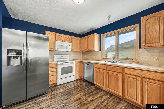 604 Castle Pine Drive, Papillion, NE 68133