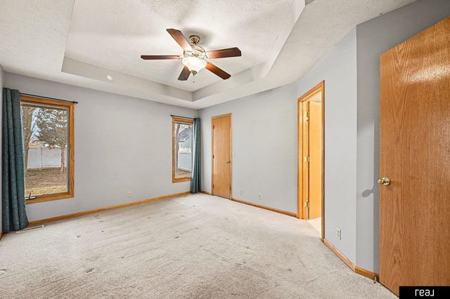 604 Castle Pine Drive, Papillion, NE 68133