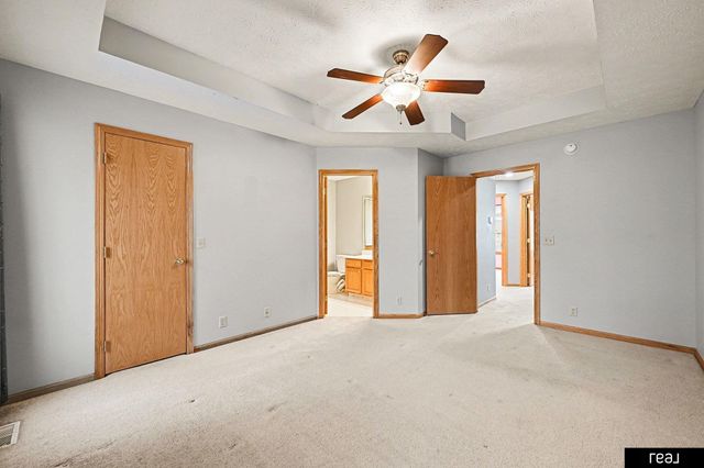 604 Castle Pine Drive, Papillion, NE 68133