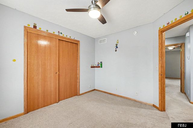 604 Castle Pine Drive, Papillion, NE 68133