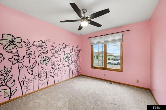 604 Castle Pine Drive, Papillion, NE 68133