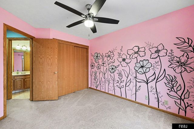 604 Castle Pine Drive, Papillion, NE 68133