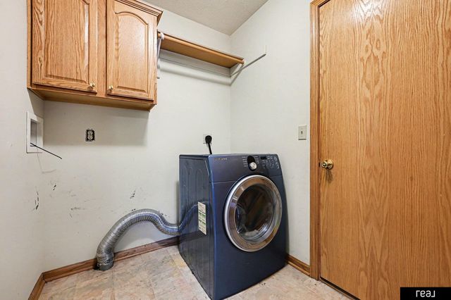 604 Castle Pine Drive, Papillion, NE 68133