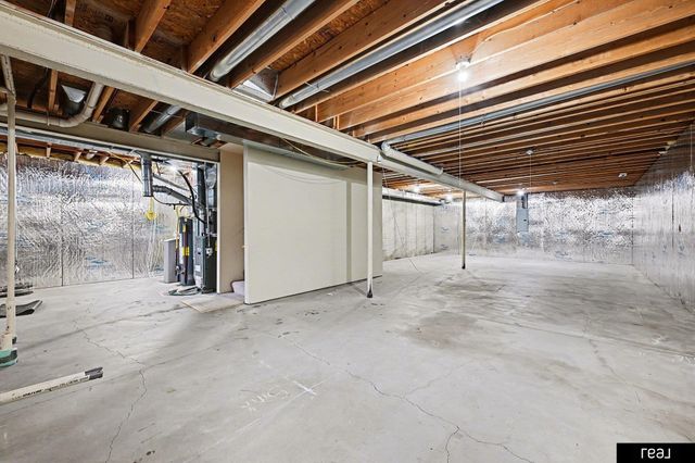 604 Castle Pine Drive, Papillion, NE 68133