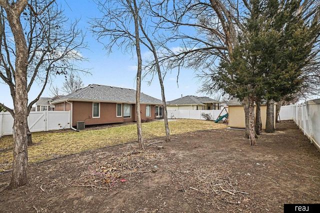 604 Castle Pine Drive, Papillion, NE 68133