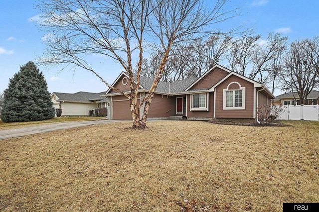 604 Castle Pine Drive, Papillion, NE 68133