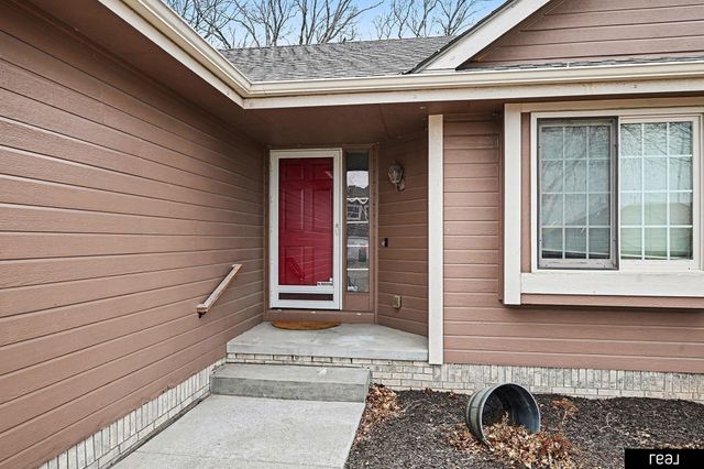 604 Castle Pine Drive, Papillion, NE 68133