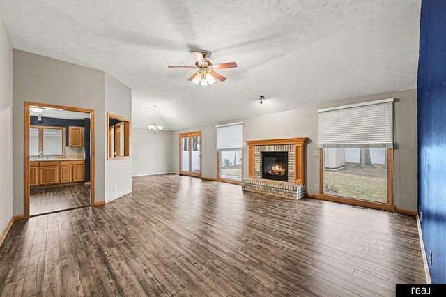 604 Castle Pine Drive, Papillion, NE 68133