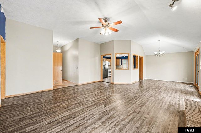 604 Castle Pine Drive, Papillion, NE 68133