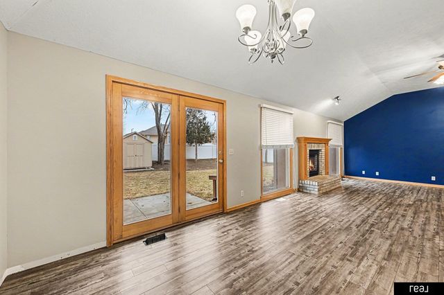 604 Castle Pine Drive, Papillion, NE 68133