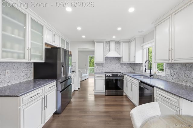 1945 Avalon Drive, Sterling Heights, MI 48310