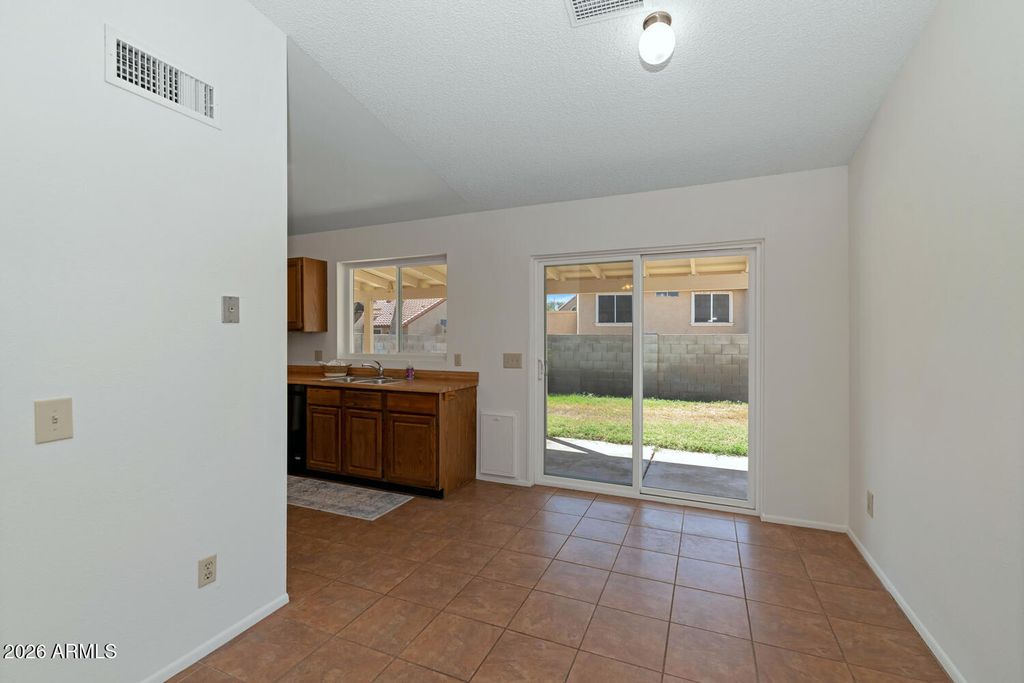 Image 15 of property listing at 10107 W MEADOWBROOK Avenue, Phoenix, AZ 85037