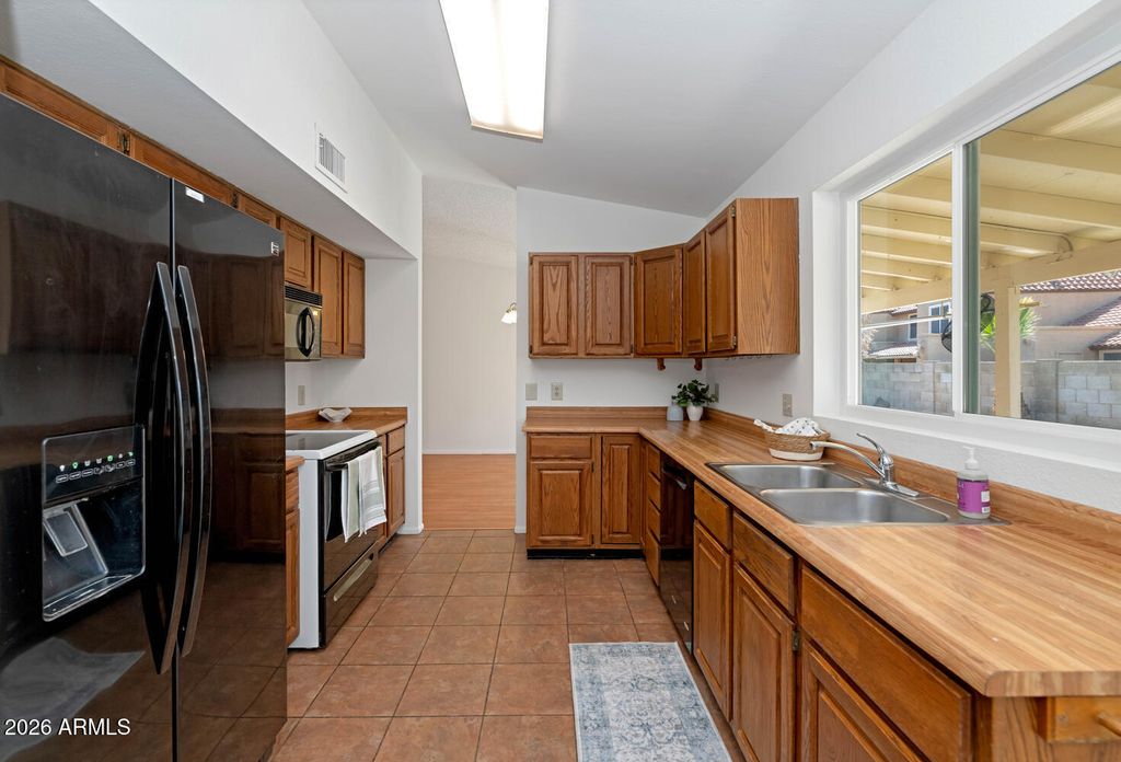 Image 16 of property listing at 10107 W MEADOWBROOK Avenue, Phoenix, AZ 85037