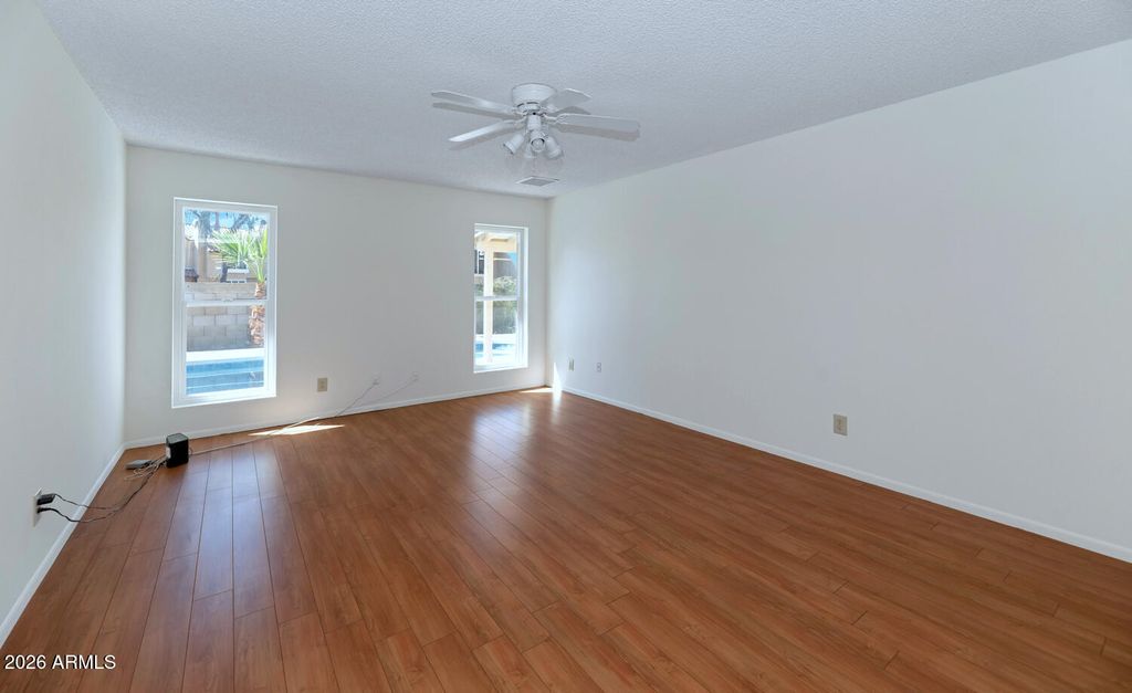 Image 18 of property listing at 10107 W MEADOWBROOK Avenue, Phoenix, AZ 85037