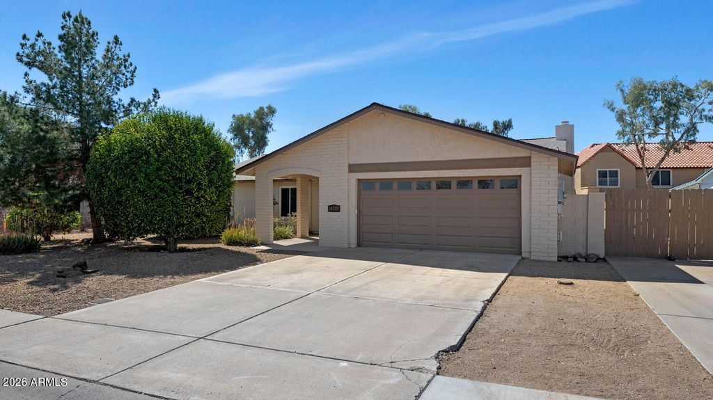 Image 2 of property listing at 10107 W MEADOWBROOK Avenue, Phoenix, AZ 85037