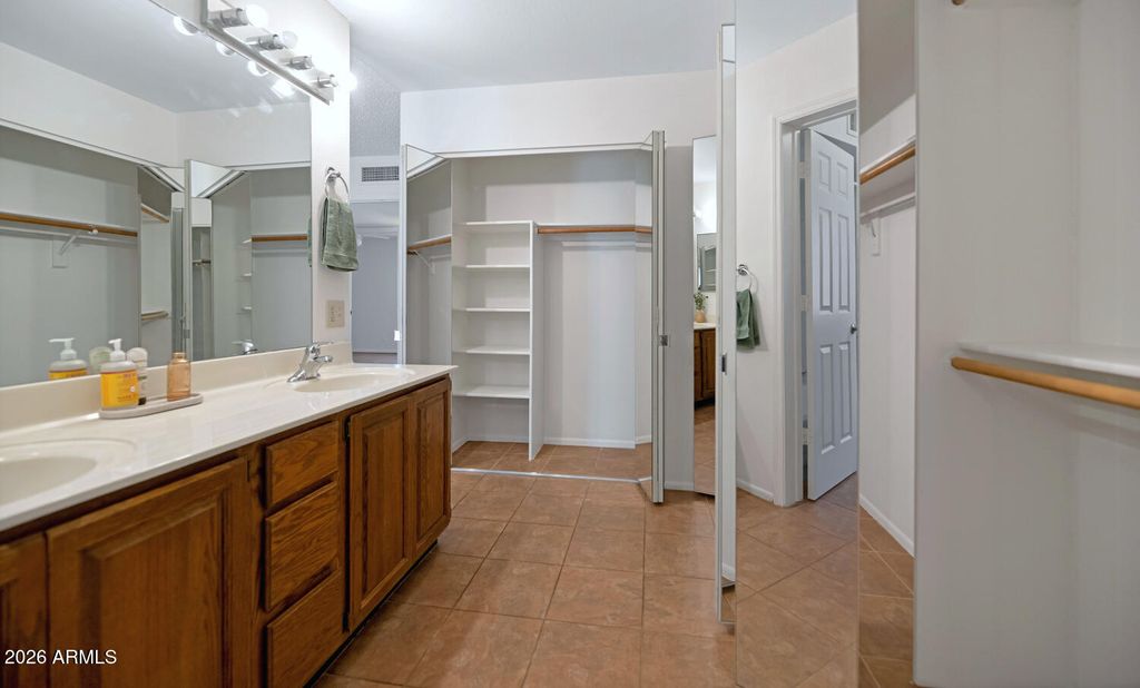 Image 21 of property listing at 10107 W MEADOWBROOK Avenue, Phoenix, AZ 85037