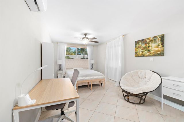 250 NW 11 Street, Boca Raton, FL 33432