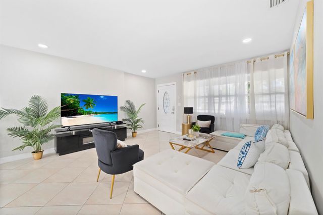 250 NW 11 Street, Boca Raton, FL 33432