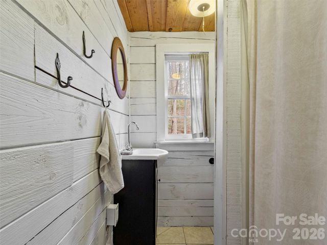 2701 Roses Branch Road, Bakersville, NC 28705