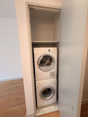 2145 44th Dr Apt 1D, New York City, NY 11101