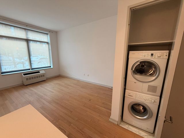 2145 44th Dr Apt 1D, New York City, NY 11101