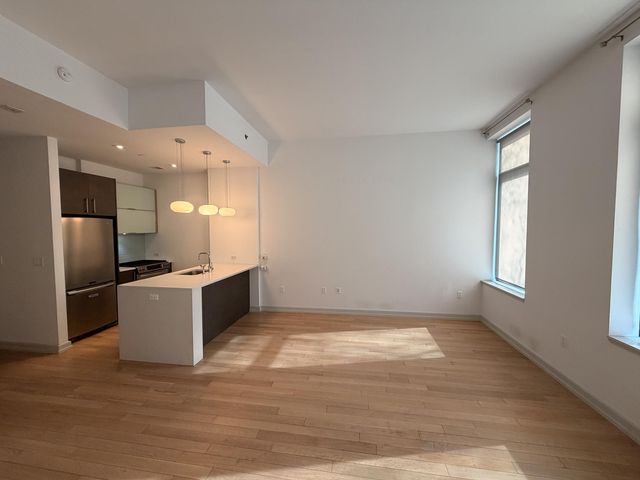 2145 44th Dr Apt 1D, New York City, NY 11101