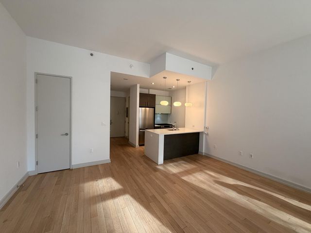 2145 44th Dr Apt 1D, New York City, NY 11101
