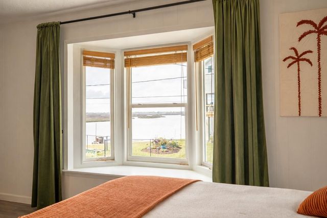 283 Barracuda Street, Bayou Vista, TX 77563