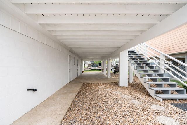 283 Barracuda Street, Bayou Vista, TX 77563