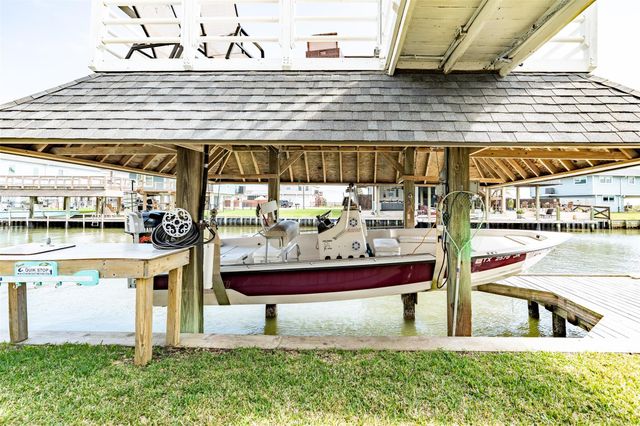 283 Barracuda Street, Bayou Vista, TX 77563