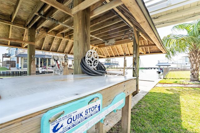 283 Barracuda Street, Bayou Vista, TX 77563