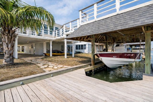 283 Barracuda Street, Bayou Vista, TX 77563