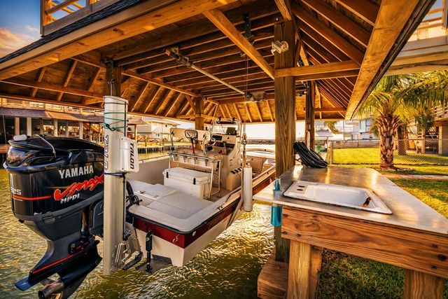 283 Barracuda Street, Bayou Vista, TX 77563