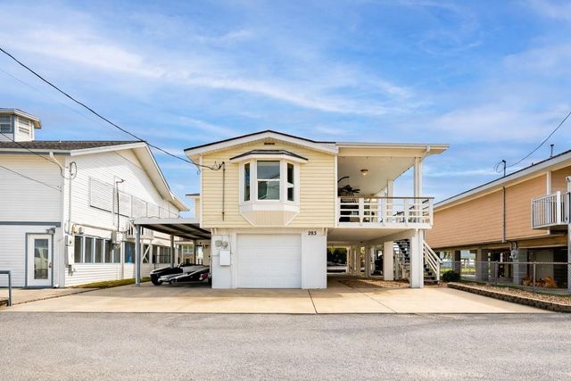 283 Barracuda Street, Bayou Vista, TX 77563