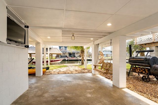 283 Barracuda Street, Bayou Vista, TX 77563