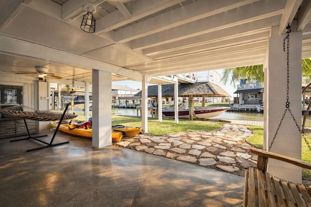 283 Barracuda Street, Bayou Vista, TX 77563