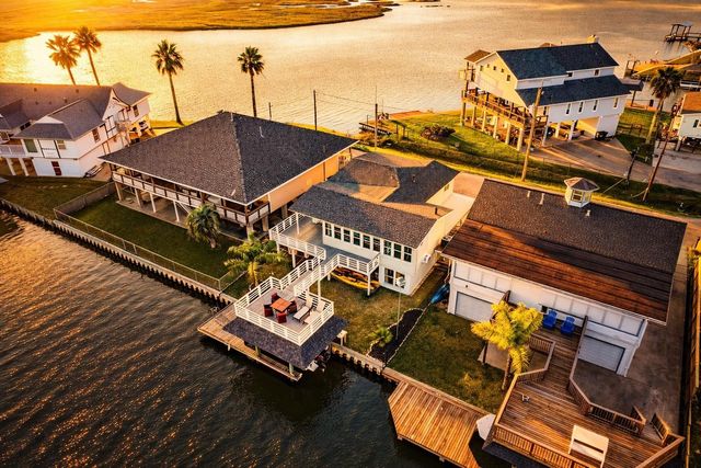 283 Barracuda Street, Bayou Vista, TX 77563