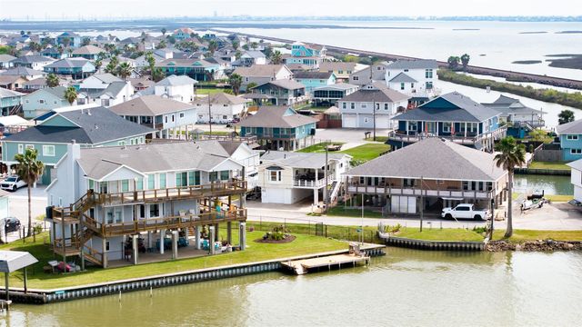 283 Barracuda Street, Bayou Vista, TX 77563