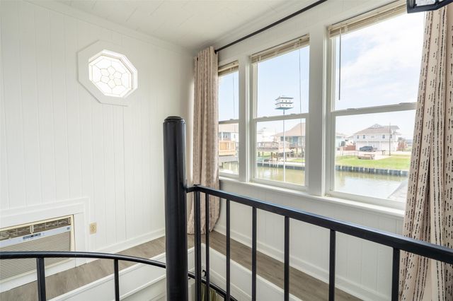 283 Barracuda Street, Bayou Vista, TX 77563