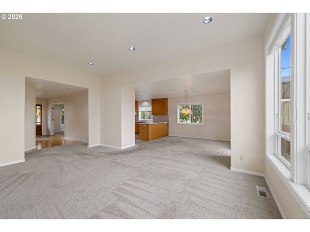 1409 CRESTVIEW Dr, Silverton, OR 97381