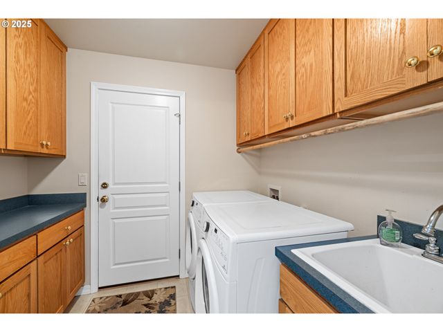 1409 CRESTVIEW Dr, Silverton, OR 97381