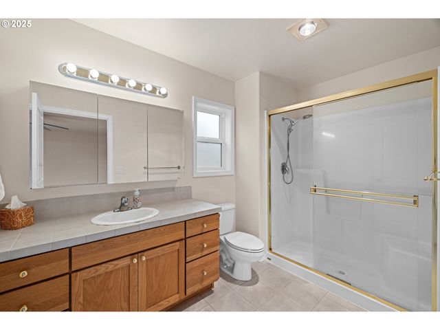 1409 CRESTVIEW Dr, Silverton, OR 97381