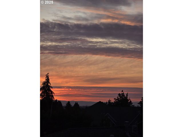 1409 CRESTVIEW Dr, Silverton, OR 97381