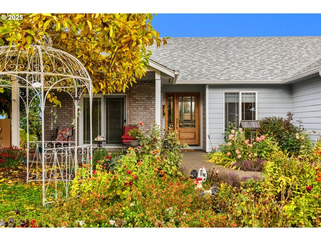 1409 CRESTVIEW Dr, Silverton, OR 97381