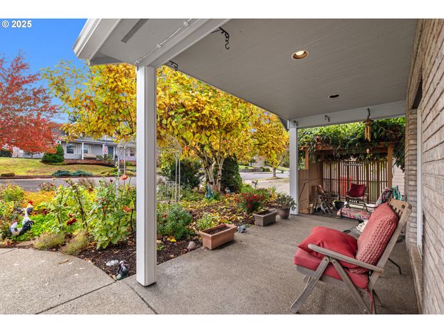 1409 CRESTVIEW Dr, Silverton, OR 97381