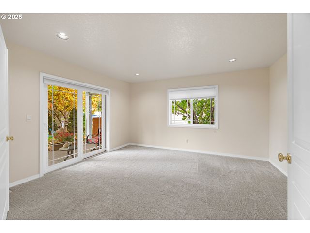 1409 CRESTVIEW Dr, Silverton, OR 97381