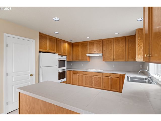 1409 CRESTVIEW Dr, Silverton, OR 97381